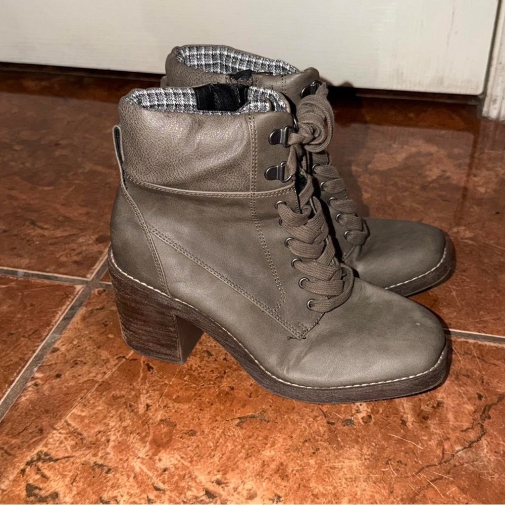 Crown Vintage Gray Lace-Up Boots